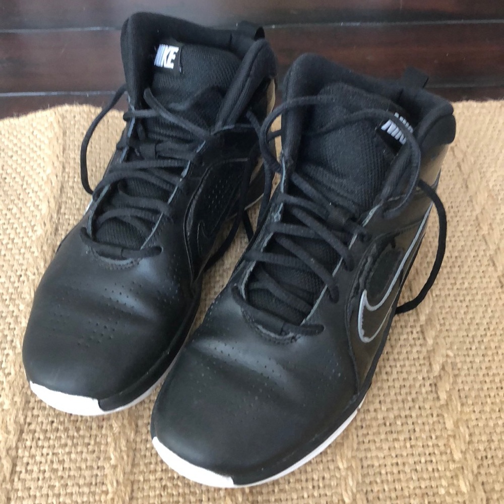 Youth basketball shoes